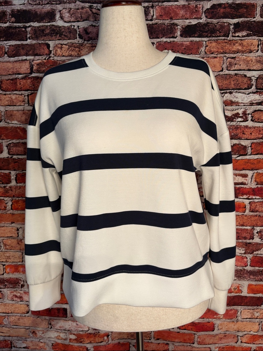 Cable & Gauge Navy  & Cream Striped Very Soft Crewneck Pullover Size Medium